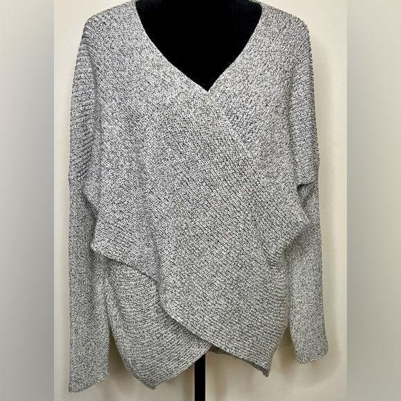 TOPSHOP faux wrap V neck knit sweater
Gray/black Longer in back. Size 8 med
EUC - Picture 2 of 7